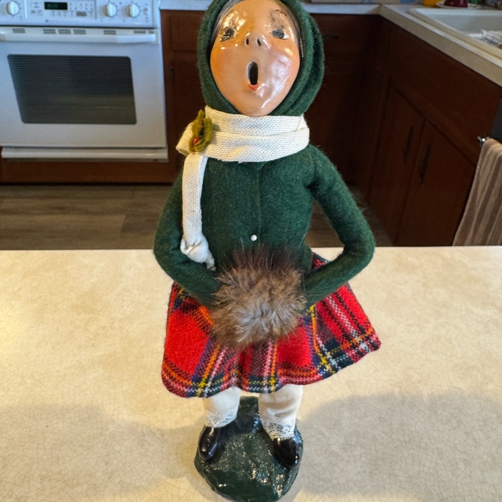 VINTAGE 1982 Byers Choice Festive Girl Caroler Figurine Plaid Skirt Fur
